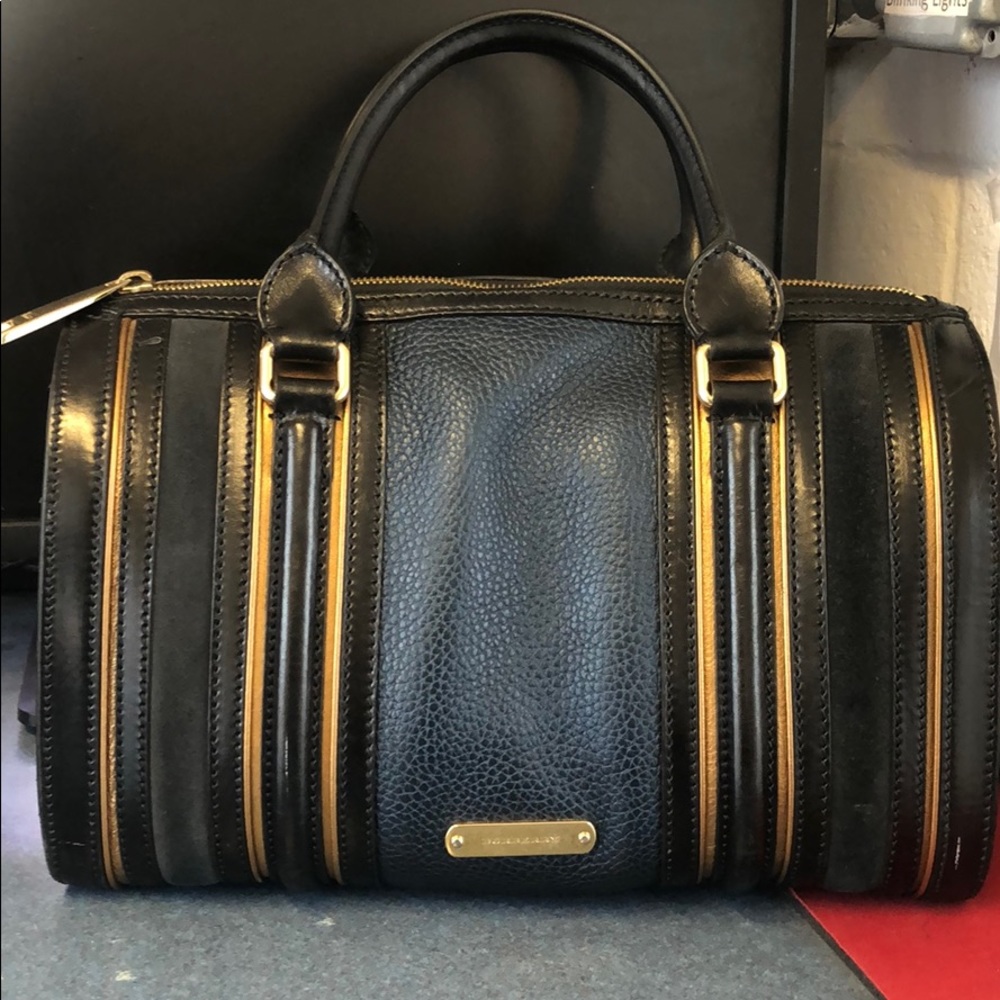 Burberry purse Medium size good condition